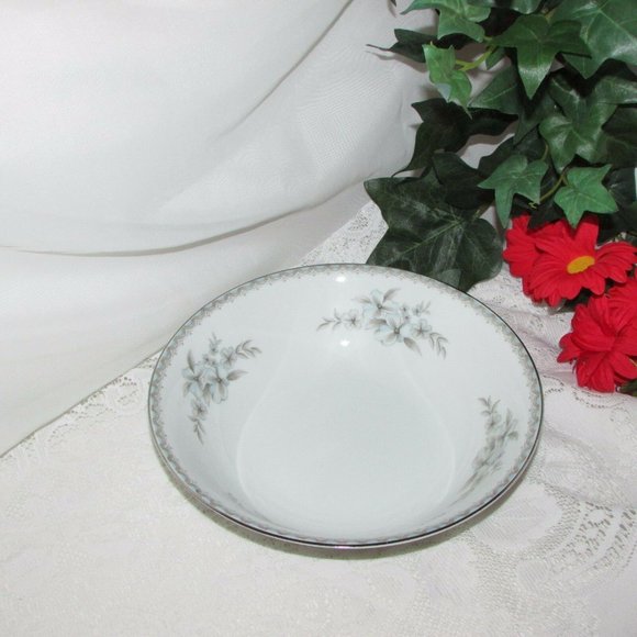 Mikasa Alicia 9" Vintage Bone China Serving Bowl 9359 Blue Flowers Japan - Picture 6 of 8
